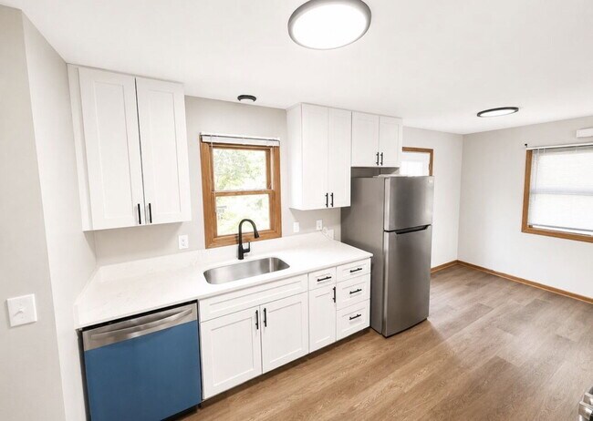 Foto del edificio - Charming 4-Bedroom Blaine Home with Hardwood Elegance & 2 Full Baths - 1,620 Sq Ft of Comfort!