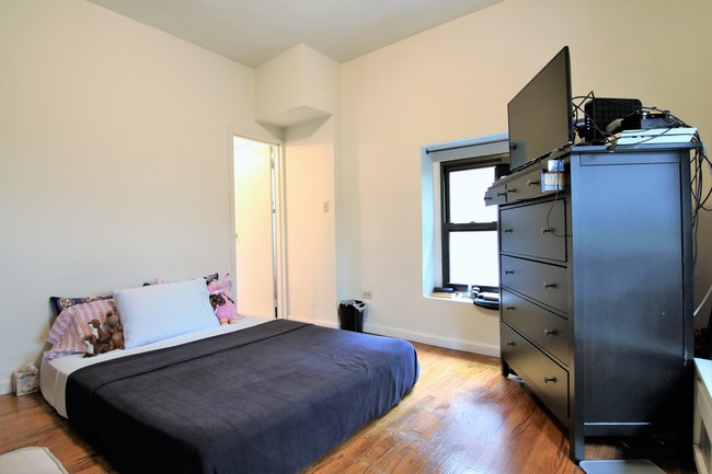Building Photo - 226 W 72nd St