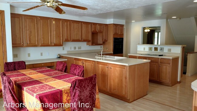Building Photo - 136 Monticello Dr