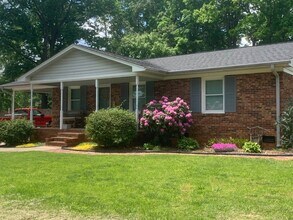 Building Photo - 110 Holly Dr