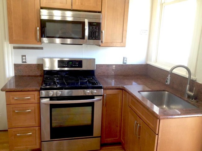 Stove/microwave - 466 Castro St