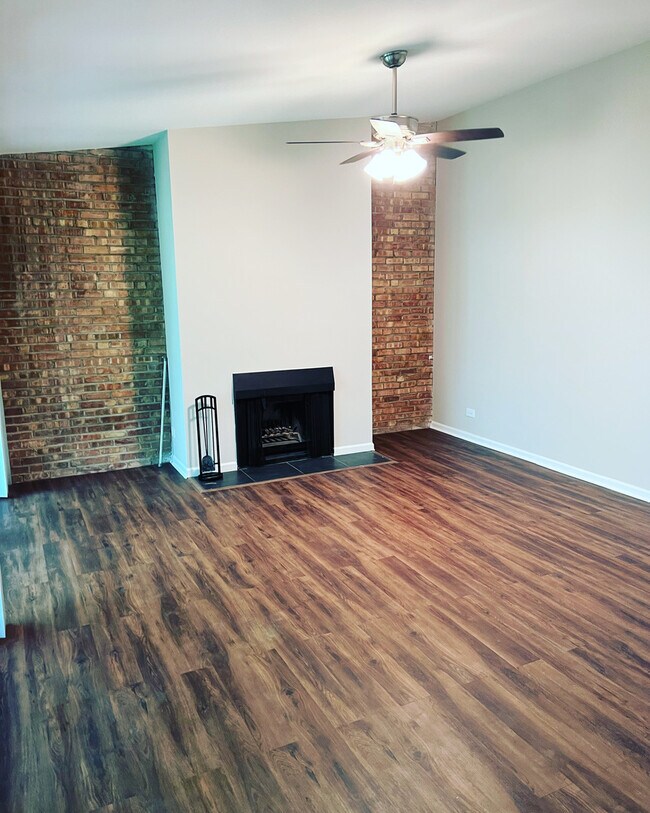 Foto del edificio - 5904 Forest View Rd