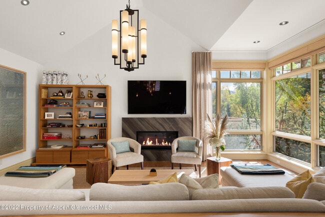 Building Photo - 509 W Hopkins Ave