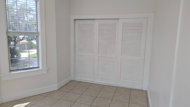 Building Photo - Royal Palm 2002