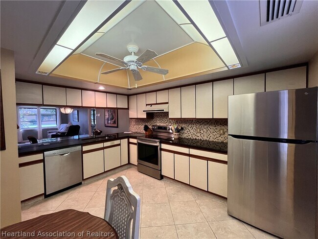 Building Photo - 2921 Summer Tree Dr