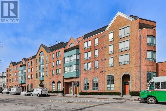 Building Photo - 185 Robinson St