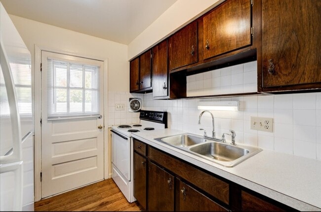 Building Photo - Ross Center Village