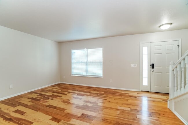 Foto del edificio - 180 Cherry Tree Ln
