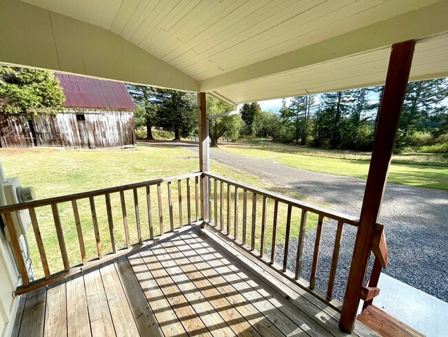 Building Photo - Charming one level home in Sebastopol on a...