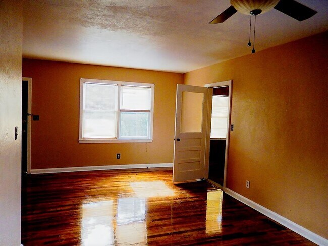Foto del edificio - QUAINT Quincy 3/1 w/ Wood Floors, Sunroom, W/D, Large Yard, & New AC! $1100/month Avail May 6th!