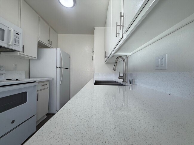 Encimeras modernizadas - Western Serrano Ave Apartments