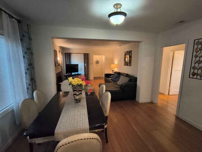 Foto del edificio - Cozy 3 BD/2 BATH Single Family Home With 2 Floors Located in Albany, Ca.