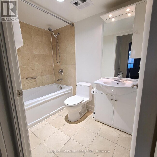 Photo du bâtiment - 18 Harrison Garden Blvd