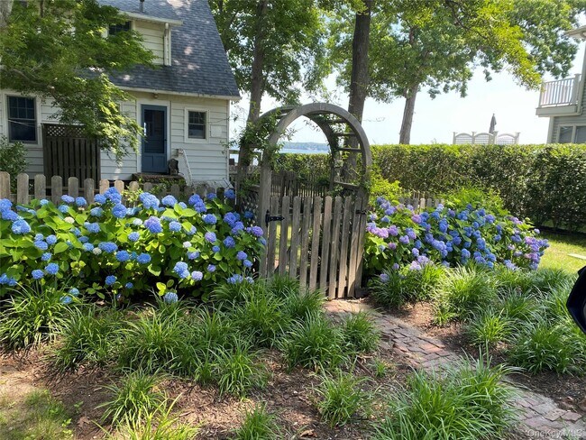 Foto del edificio - 2662 Paradise Shores Rd