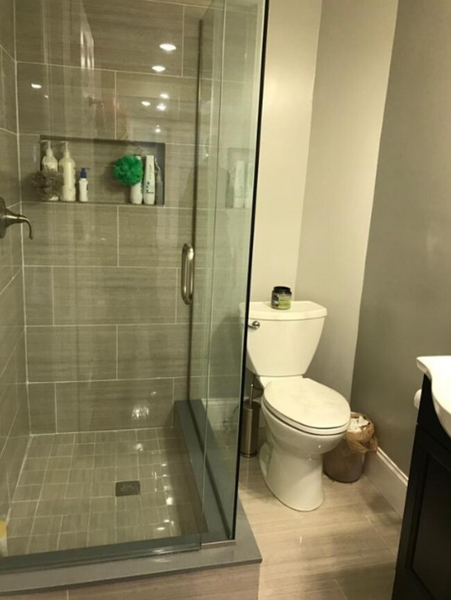 Foto del edificio - 3BR/1Bth unit. Great location, Laundry in unit! Walk to NEU!!