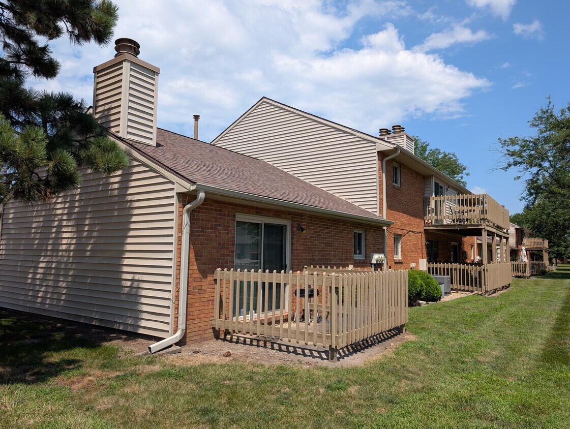 Building Photo - 1609 Lyndhurst W Dr