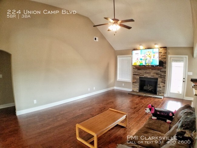 Building Photo - Amazing 5 Bedroom Home in Anderson Place