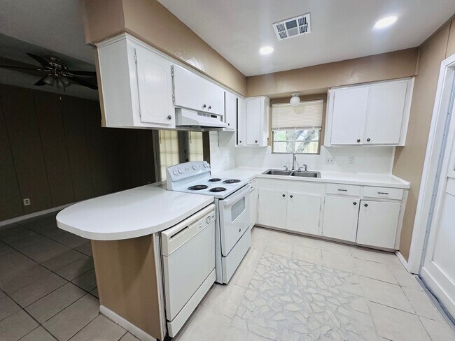 Foto del edificio - 3 Bedroom House on the Southside For Rent | Corpus Christi