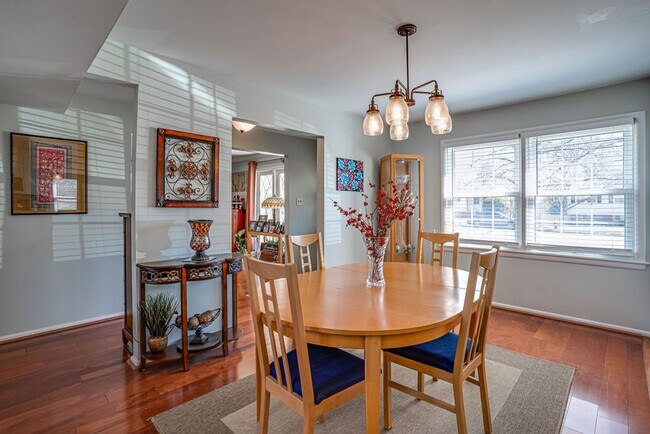Foto del edificio - Gorgeous single-family home close to Belvo...