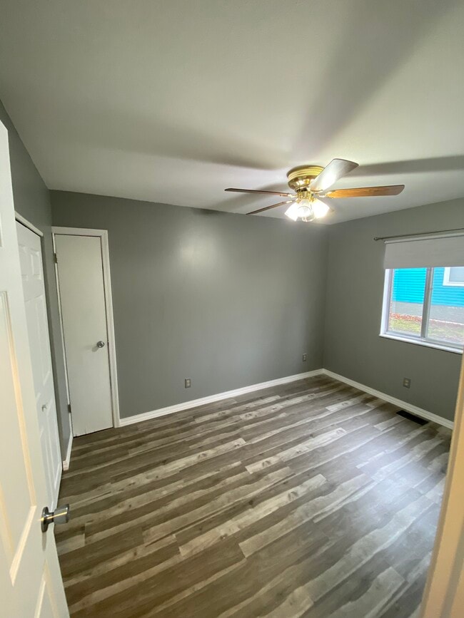 Building Photo - 207 College Ave