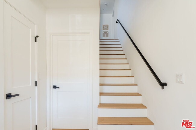 Building Photo - 6765 Lexington Ave