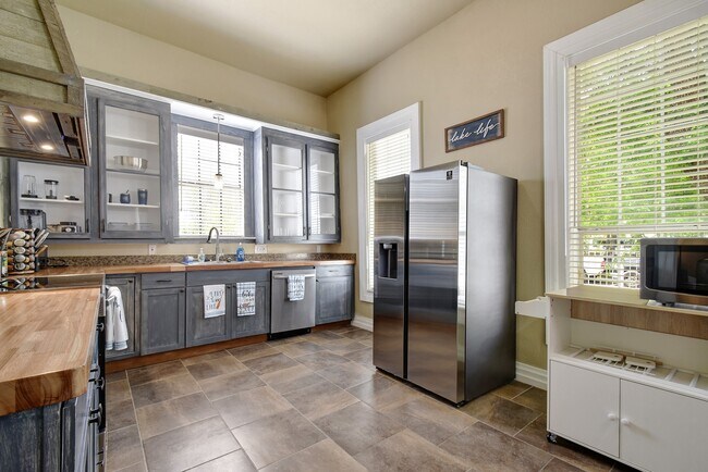 Foto del edificio - 1246 Waverly Ave