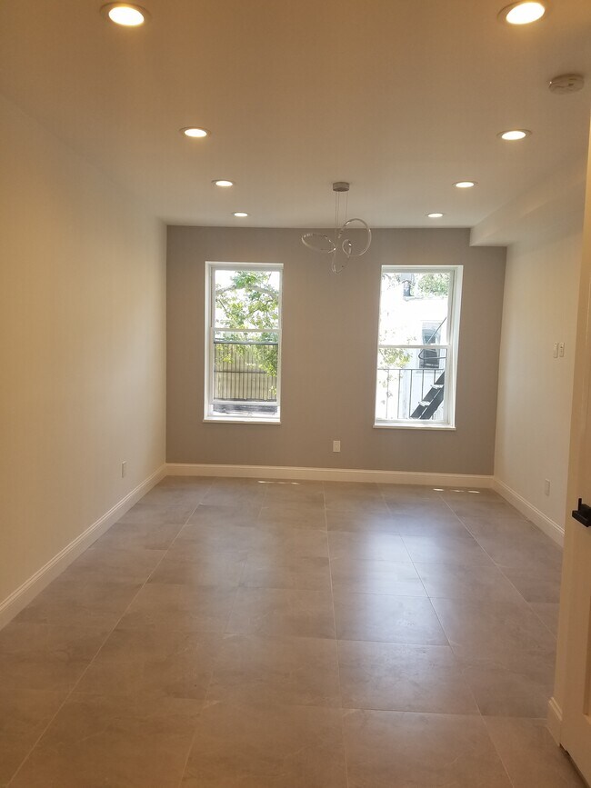 Interior Photo - 1736 E 4th St