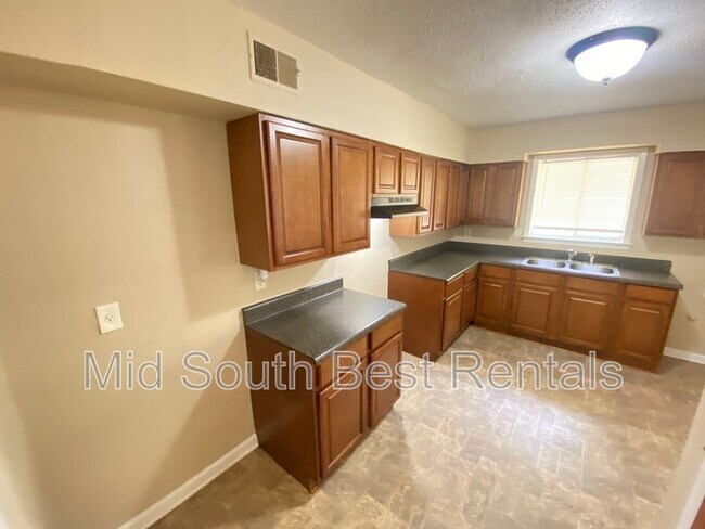 Building Photo - 2168 Leyton Ave