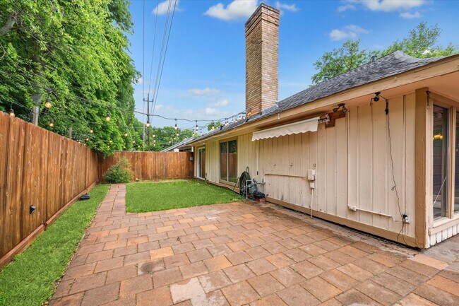 Building Photo - 910 Coachlight Dr