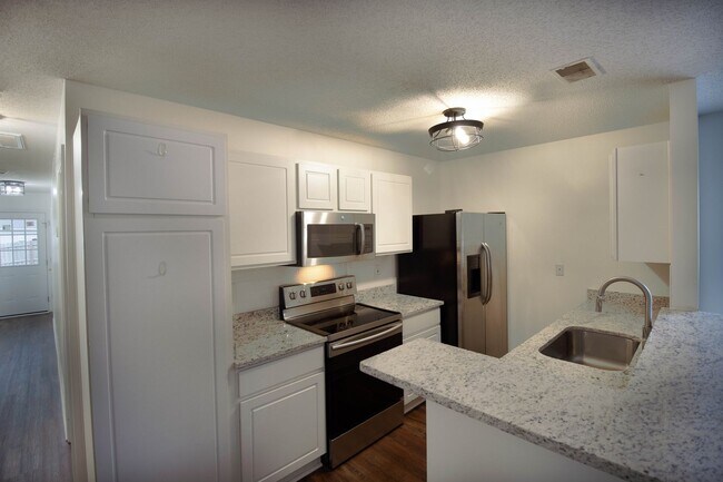 Foto del edificio - Recently Updated, and a FENCED Backyard!