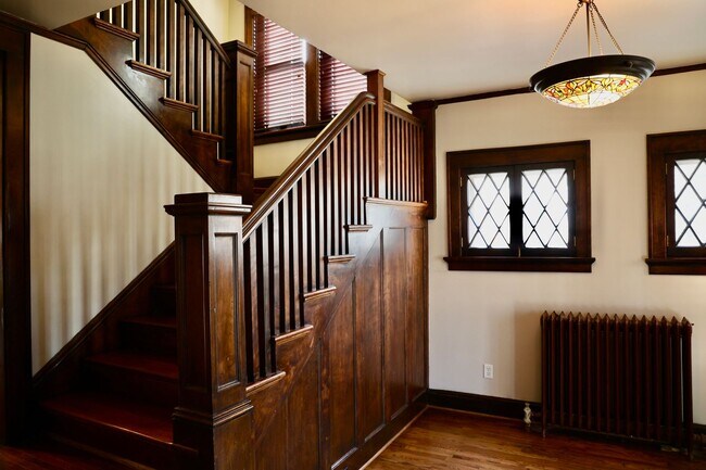 Foto del edificio - Stunning Historic Estate + In Ground Pool + Private Carriage House + Chef's Kitchen + Two Car Garage