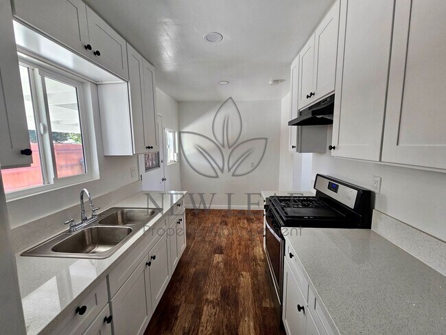 Building Photo - COZY 2BEDROOM IN THE HEART OF SANTA ANA