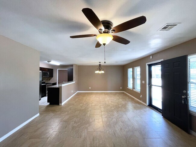 Building Photo - Stunning Spacious Home Boasting With Style!
