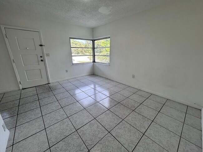 Building Photo - 3202 SW 25th St
