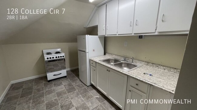 Building Photo - 2 Bed / 1 Bath Apartment (Available 4/1/25)