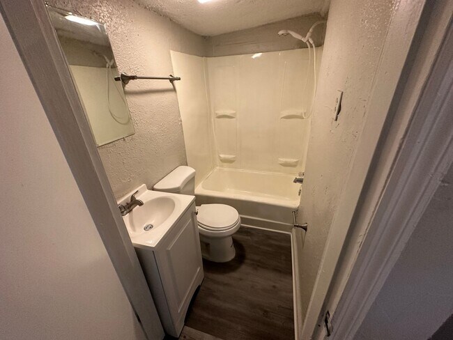 Foto del edificio - 6262 Simpson Ave