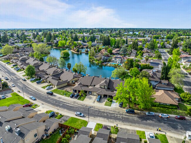 Vista aérea del contexto - Lake Pointe Condominiums