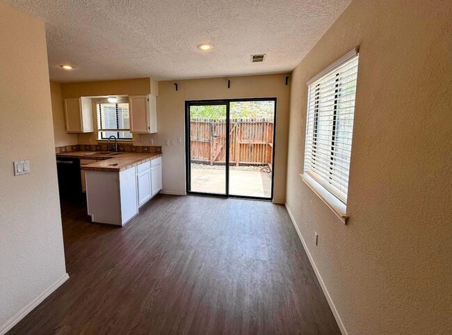 Building Photo - 2900 Vista Del Rey NE