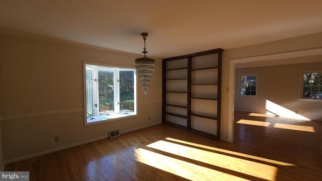 Building Photo - 487 Wigard Ave