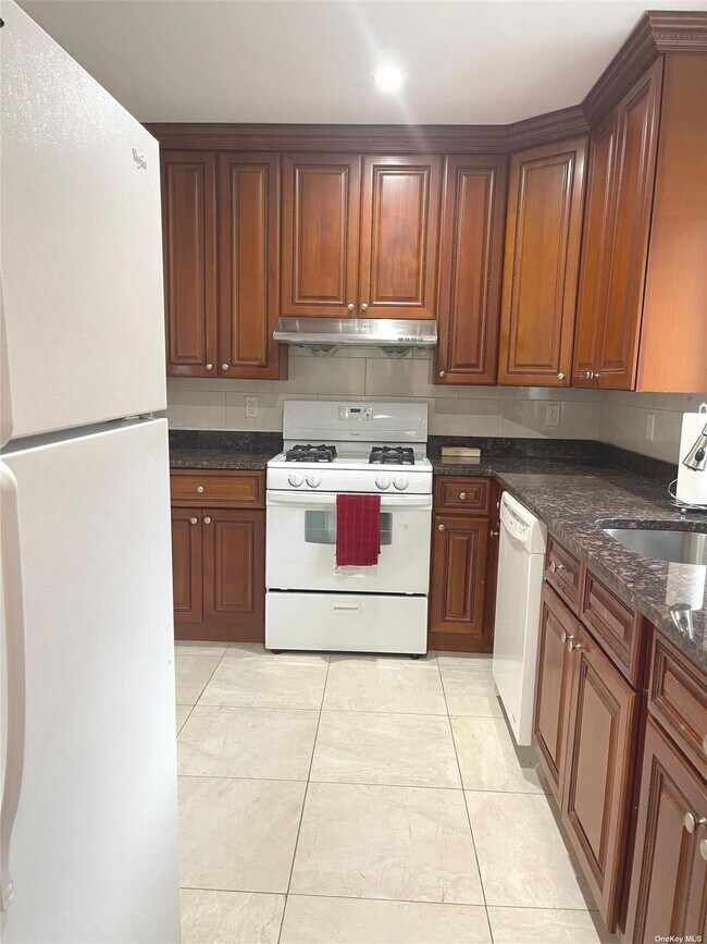 Foto del edificio - 99-41 63rd Rd