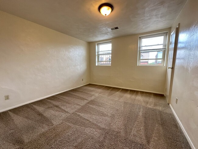 Foto del edificio - Bright 2BR in Oakland - Close to the University of Pittsburgh! Air Conditioning & On-site Laundry...