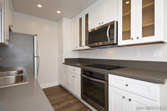 Building Photo - 8571 Villa La Jolla Dr