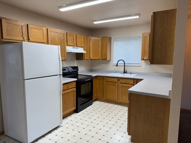 Building Photo - 935 Village Cir