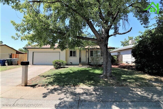 Foto del edificio - 3590 Polaris, Large Backyard For Room To P...