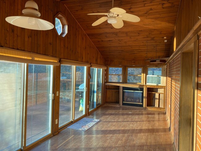 Building Photo - 3bed 2bath Home with Atwood Lake Views