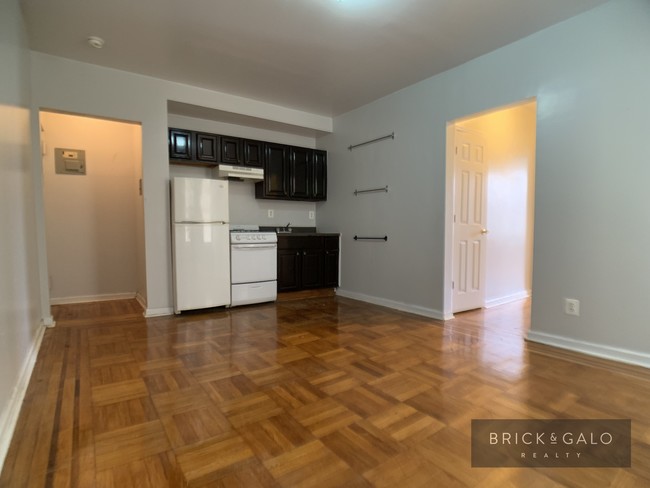 Building Photo - 10 Midwood St
