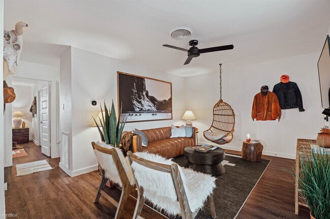 Foto del edificio - 2 br, 1 bath Duplex - 5813 Wellington Drive A
