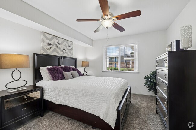 A1A 1BR, 1BA - 762SF - Dormitorio - Cherrybrook Place