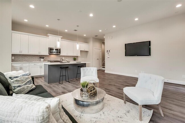 Foto del edificio - 3362 Pinemont Dr