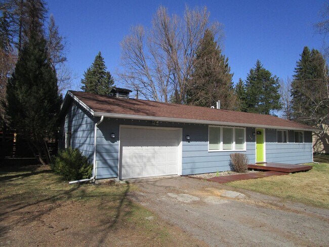 Building Photo - Charming  Furnished 3 bedroom Home in Whitefish